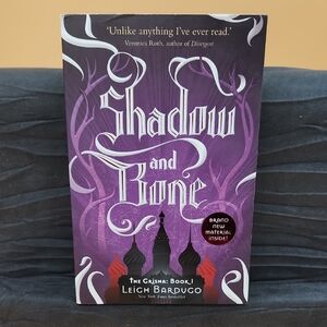 Shadow and Bone - Soft Cover Young Adult Fantasy Novel